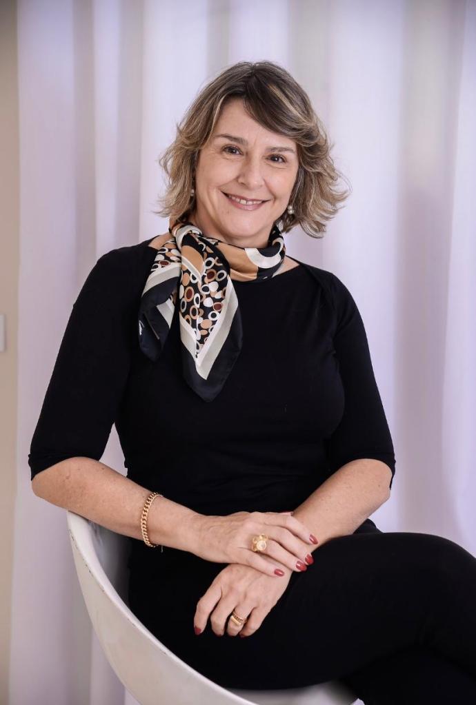 Retrato da Dra. Marilis Malheiros de Almeida, psicóloga clínica especializada em saúde mental e equilíbrio emocional para estudantes em preparação para concursos públicos.